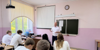 В средней общеобразовательной школе № 20 города Белгорода прошла профориентационная встреча для учащихся выпускных классов с ветераном следствия - Следственный комитет