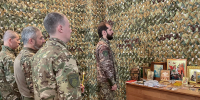 Священник и бойцы вместе на молитве. Отец Иаков просит у Господа защиты для воинов. - V-Pravda.Ru