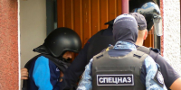 Виталий Манишин в полицейском шлеме и бронежилете - Сетевое издание Толк