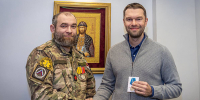 Алексей Вихарев получает медаль Вооруженных сил РФ «За личный вклад в военно-патриотическую работу среди участников Специальной военной операции»(2024)|Фото: пресс-служба депутата Алексея Вихарева - Накануне.Ru