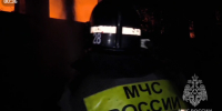 В Аксае из-за сильнейшего пожара на предприятии и загрязнения воздуха горожанам посоветовали не открывать окна в домах и не выходить на улицу - RO.Today