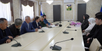 В Хасавюрте передали орден Мужества семье погибшего военнослужащего Азиза Акавова - Администрация МО г. Хасавюрт
