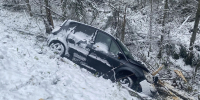 В Карелии автомобиль вылетел со снежной трассы в дерево - Gubdaily.Ru