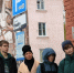 группа школьников с экскурсоводом у старинного здания в центре Нижнего Новгорода - Newsroom24.Ru