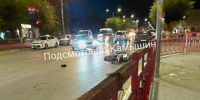 В Камышине на улице Ленина молодой мотоциклист задел два автомобиля и погиб вчера, 13 октября (ВИДЕО) - Блокнот Камышин