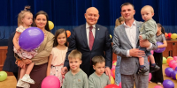 Севастопольскую многодетную молодую семью Сидоровых, победившую в конкурсе Семья года, наградили в Государственном Кремлёвском Дворце - Департамент труда и соцзащиты населения