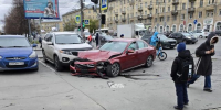 «Проскочить не вышло»: Mercedes протаранил Volkswagen на перекрёстке Кирова и Сакко и Ванцетти в Новосибирске - Precedent.TV