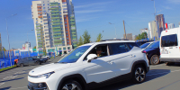 На фото участник СВО за рулём белого автомобиля. Автор фото – Светлана Вешкина, филиал Государственного фонда «Защитники Отечества» по Челябинской области, Изображение. - Правительство Челябинской области