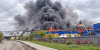 Огонь охватил 1200 квадратных метров: ангар рыбокомбината горел на Курилах - Sakhpress.Ru