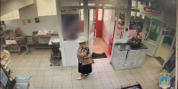 В Костроме разыскивают пожилую даму в шляпке по подозрению в краже кошелькавидео - Комсомольская Правда