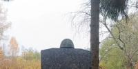 В Малых Льзях привели в порядок памятный знак на месте сожжения мирных жителей - Псковская правда