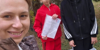три женщины/девушки на открытом воздухе рядом с множеством пакетов и сумок, в которых видны вязаные вещи - 168.Ru