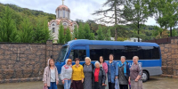 Заур Хушт, Елизавета Жукова и Артур Петросян организовали праздничную поездку для старшего поколения Лазаревского района - Городское Собрание