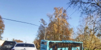 Лазурный автобус провалился в канаву в Горелово - Комсомольская правда