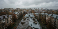 Пасмурное небо над мокрыми после дождя крышами тихого жилого квартала в Нижнем Новгороде - Newsroom24.Ru