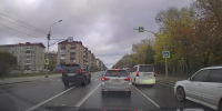 Prado по встречке пролетел через двойную сплошную перед пешеходом в Южно-Сахалинске - News.Astv.Ru