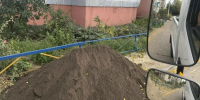 Депутат горсобрания Людмила Шашенкова по просьбе жителей завезла землю для клумб - Единая Россия