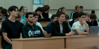 Руководитель ИТ-компании и выпускник ИнПИТ погрузил первокурсников в мир VR - СГТУ