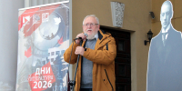 Поэтический флешмоб: у театра звучали стихи Гумилёва и Мандельштама - Научная библиотека
