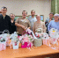 Волонтер Алия Зайнуллина научила подопечных группы дневного пребывания центра «Эмет» создавать цветочные композиции - Министерство труда