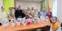 Волонтер Алия Зайнуллина научила подопечных группы дневного пребывания центра «Эмет» создавать цветочные композиции - Министерство труда