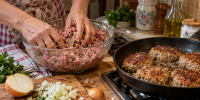 Почему нельзя вымешивать фарш руками: ошибки, которые превращают сочные котлеты в резиновые подошвы - Progorod33.Ru