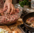 Почему нельзя вымешивать фарш руками: ошибки, которые превращают сочные котлеты в резиновые подошвы - PRO Город Владимир