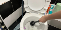 Не сода и не уксус: 2 ложки в тёплую воду — и жёлтая корка в унитазе размягчается без долгого трения - Prochepetsk.ru
