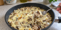 Жюльен с курицей и грибами на сковороде: сливочный соус и сырная шапочка без духовки - Кубанские Новости