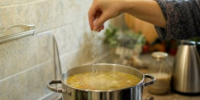 Беру соду и уксус - и чернющий нагар с кастрюли отходит кусками: простой способ - IrkutskMedia.Ru