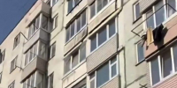 92-летняя пенсионерка едва не выпала с седьмого этажа после телефонного звонка от мошенников - Otvprim.Ru