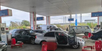 В Саяногорске водитель Honda Civic на автозаправке сбил ограждение и врезался в другую машину - Агентство Информационных Сообщений