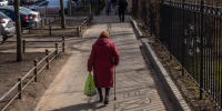 Вроде это хорошо, когда старикам помогают дети, но, с точки зрения чиновников, они сразу начинают сильно обогащаться | Источник: Михаил Огнев / FONTANKA.RU - 29.Ru
