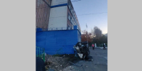 В Омске автомобиль влетел в школу № 65 - 12 канал