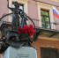 "Куда б дорога ни вела, а здесь остановись! И взмахом памяти крыла ты в детство оглянись. И вспомни тёплый детский сад, и тех, кто там играл, и воспитательницы взгляд, который согревал", – строки, украшающие памятник, принадлежат Виктору Бейлину. Фото gov.spb.ru - Metro Петербург