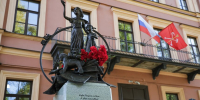 "Куда б дорога ни вела, а здесь остановись! И взмахом памяти крыла ты в детство оглянись. И вспомни тёплый детский сад, и тех, кто там играл, и воспитательницы взгляд, который согревал", – строки, украшающие памятник, принадлежат Виктору Бейлину. Фото gov.spb.ru - Metro Петербург