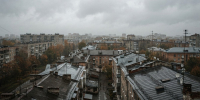 Пасмурное небо над мокрыми после дождя крышами тихого жилого квартала в Нижнем Новгороде - Newsroom24.Ru