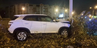 22-летний водитель протаранил бордюр и столб в Томске - ГТРК Томск