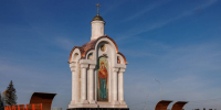 На трассе М-12 в Прикамье появился 12-метровый киот из гранита и сусального золота - VikiPerm.Com
