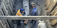 Рабочие занимаются врезкой новой линии системы водоснабжения в существующую сеть. - Новгородские Ведомости