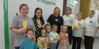 В Комплексном центре Чебоксар прошёл творческий мастер‑класс с участием серебряных волонтёров и семей с детьми - Министерство труда и соцзащиты