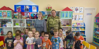 Военные росгвардейцы рассказали дошколятам о своей службе - Росгвардия