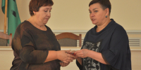 Орден Мужества Владимира Васильевич Киселёва передан его супруге Наталье Юрьевне. Фото Николая Романовского. - Газета Важский край