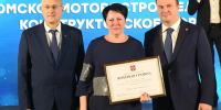 Виталий Хоценко вручил награды работникам Омского моторостроительного конструкторского бюро - Правительство Омской области
