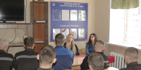 Одним из ключевых направлений процесса подготовки осужденных к освобождению является решение вопросов предварительного трудоустройства. В рамках данного направления деятельности администрацией следственного изолятора № 1 организована встреча лиц, отбывающих наказание в отряде хозяйственного обслуживания, с представителями одного из кадровых агентств г. Ижевска. Специалисты познакомили осужденных с перечнем предлагаемых вакансий, условиями труда и предоставляемыми социальными гарантиями. Кроме того, сотрудники агентства рассказали о возможности профессионального переобучения на основе имеющихся свободных рабочих и учебных мест. Оказание содействия в трудоустройстве является важным фактором успешной социальной адаптации и ресоциализации осужденных после освобождения. - УФСИН России по УР