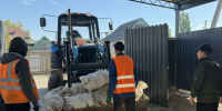В Кировском округе помогли с уборкой участка матери бойца СВО - Телеканал СвоёТВ