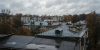 Пасмурное небо над мокрыми после дождя крышами тихого жилого квартала в Нижнем Новгороде - Newsroom24.Ru