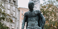 Памятник Марису Лиепе в образе Красса из «Спартака» появился в центре ... - Москультура