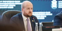 Борис Елкин вручил депутатские удостоверения и рассказал о решениях внеочередной сессии - Псковская правда