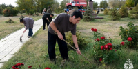Чистота начинается с нас: сотрудники МЧС Калмыкии вышли на субботник - МЧС Республики Калмыкия